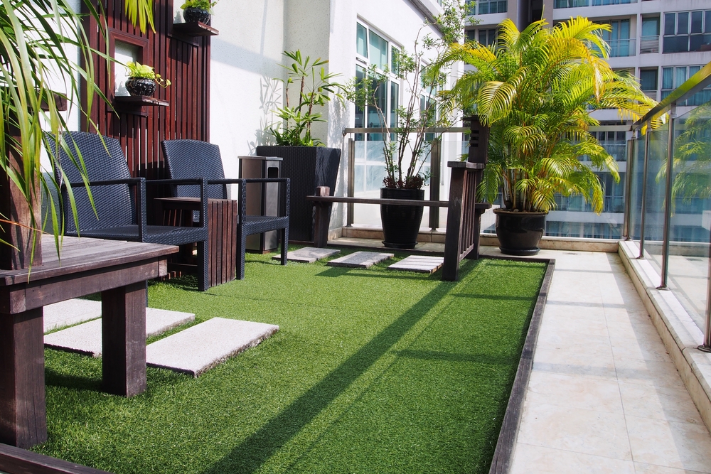 installing a lawn on your balcony - Ideeën voor balkonontwerp die uw buitenruimte mooi zullen maken