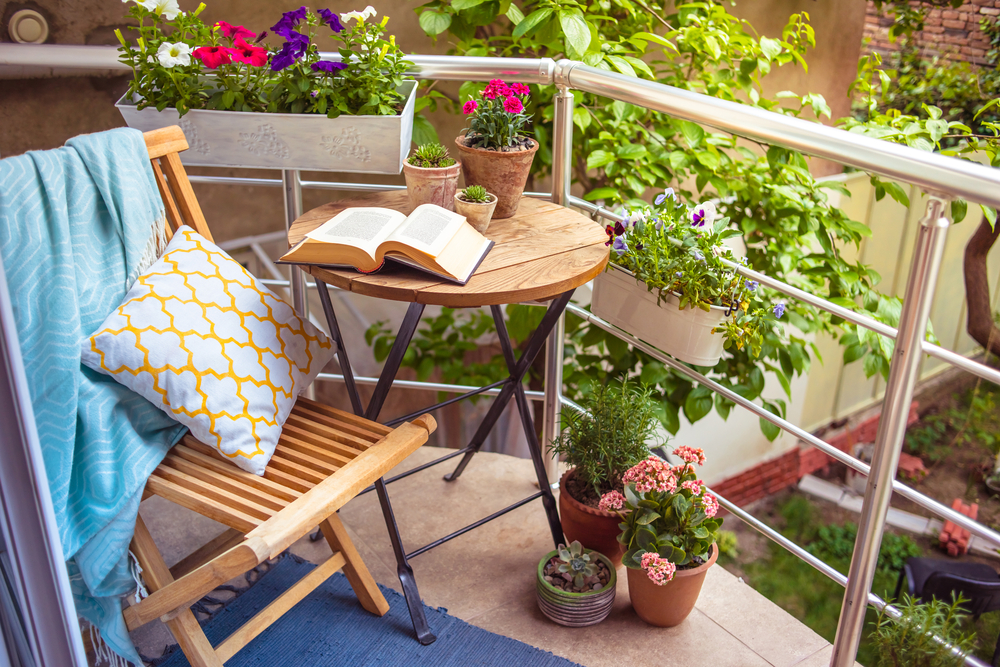 reading nook in your balcony - Ideeën voor balkonontwerp die uw buitenruimte mooi zullen maken