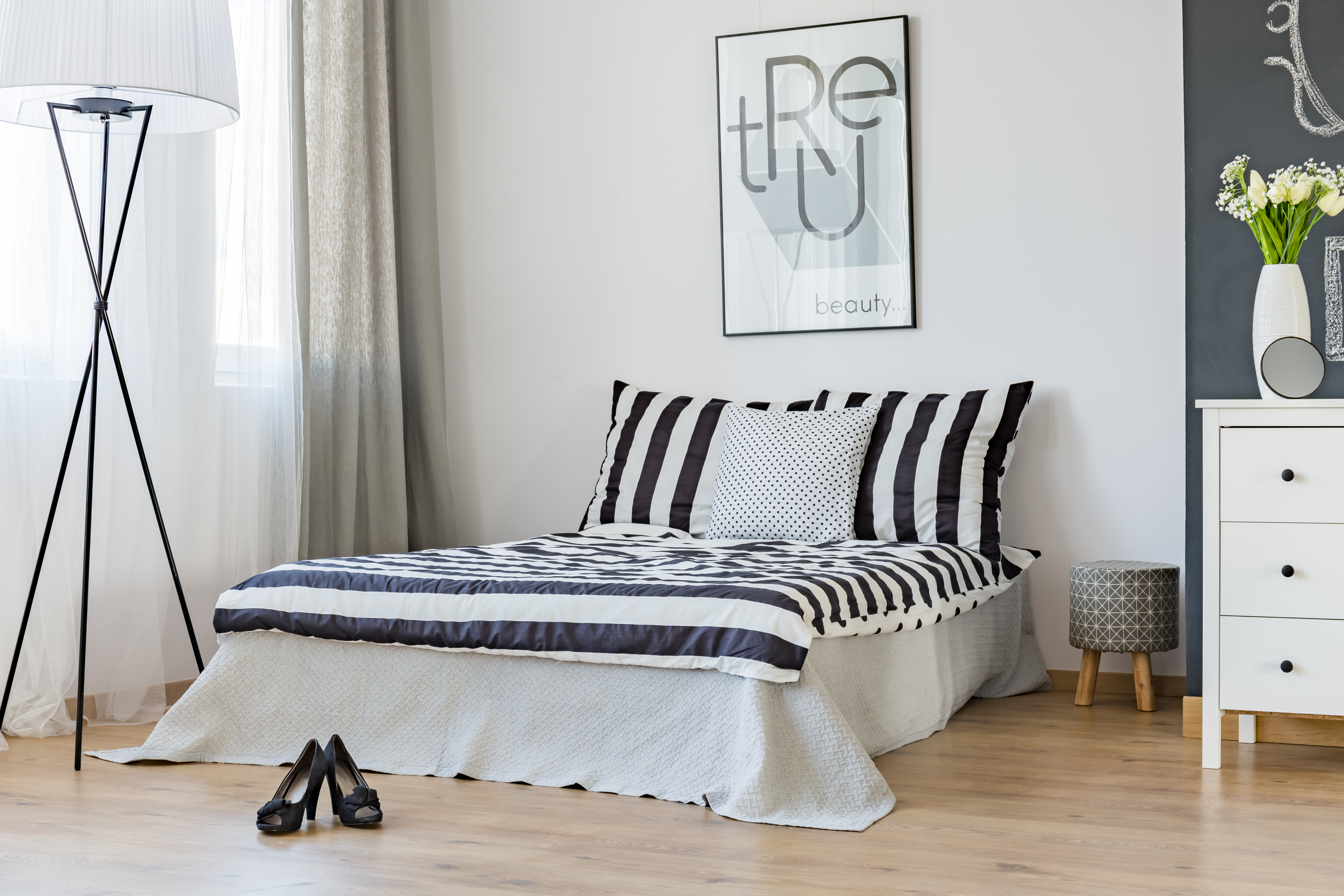 Black and white theme bedroom design for girls