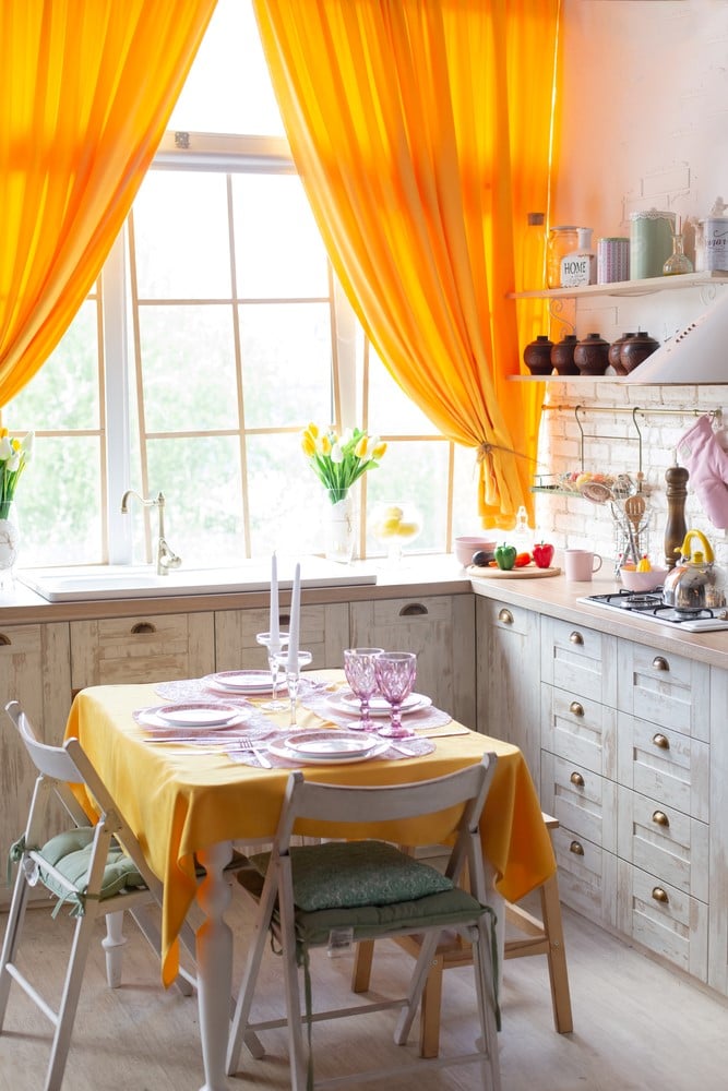yellow drapes and linen in the kitchen