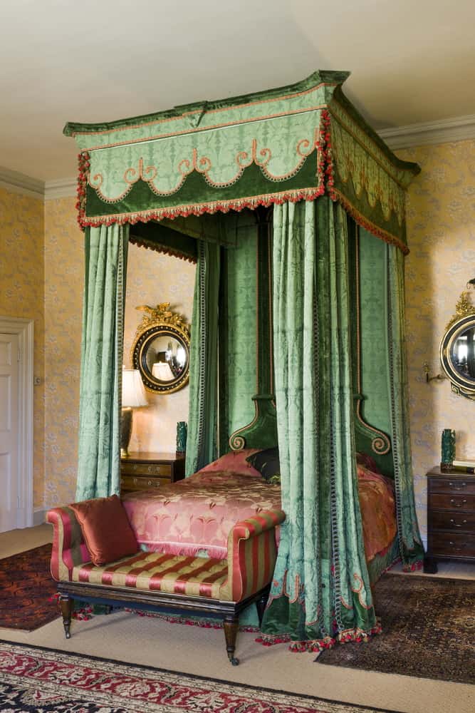 poster bed for vintage bedroom