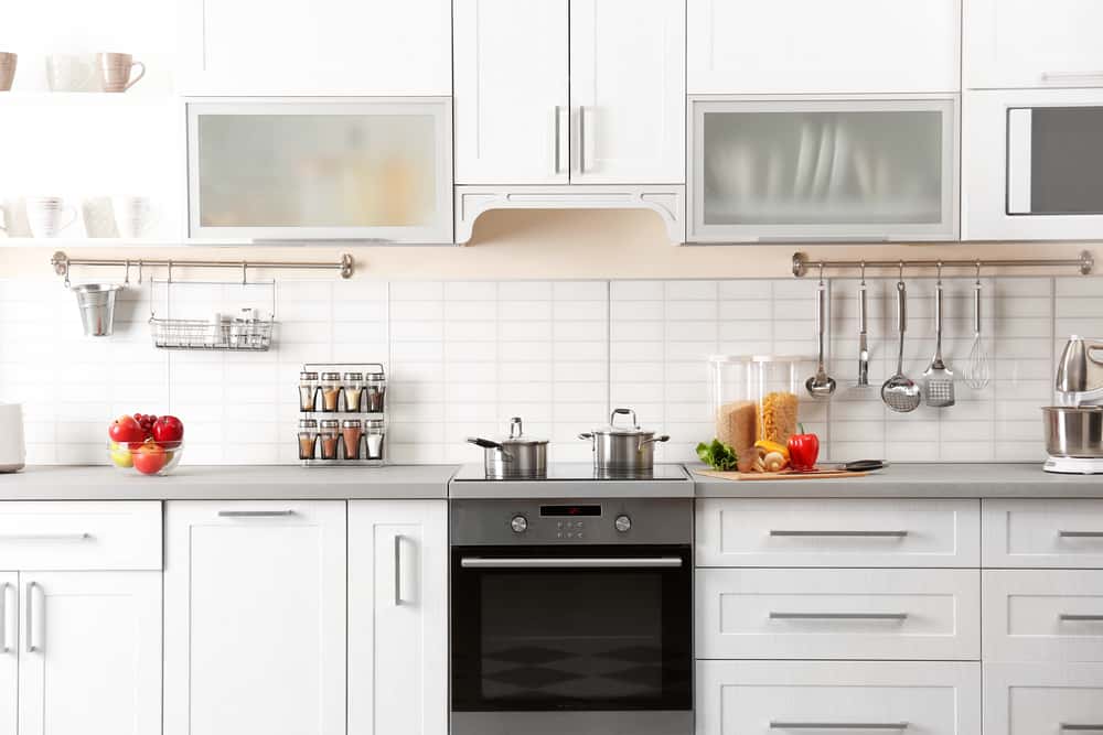 advantages of closed kitchen cabinets