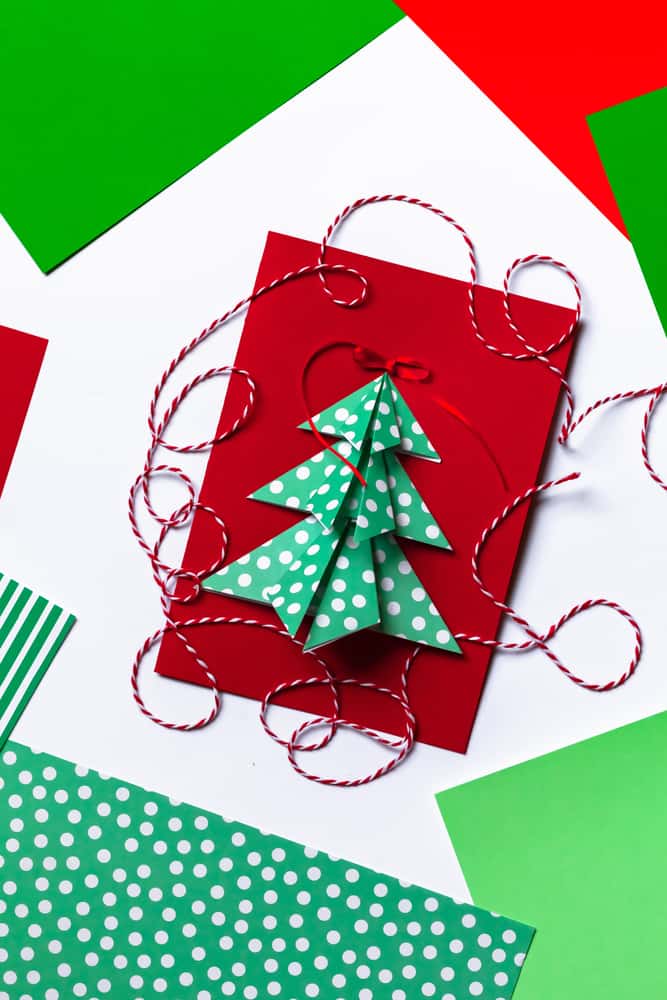 unique wall feature diy cards tree - Ideeën voor kersthuisdecoratie om wat feestelijke vreugde te brengen