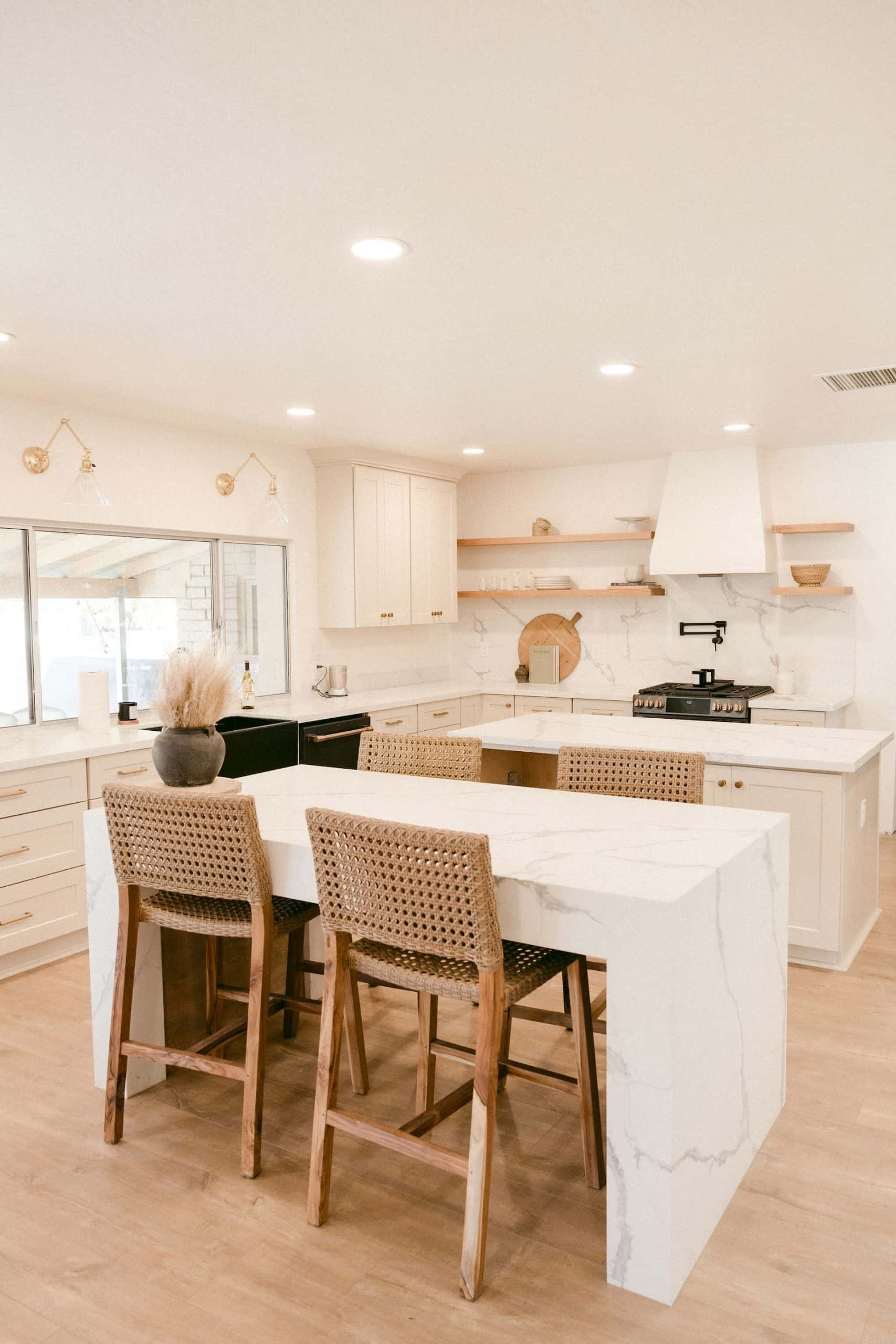 marble kitchen design ideas scaled - Interieurs 101 keukentafelontwerpen