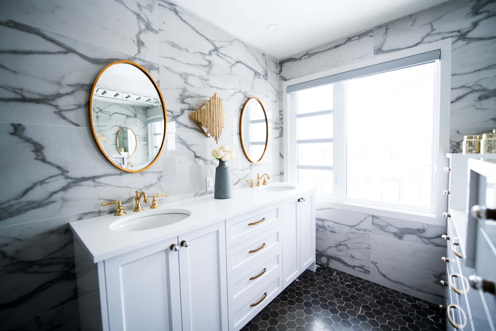 veined marble tiles for an elegant look