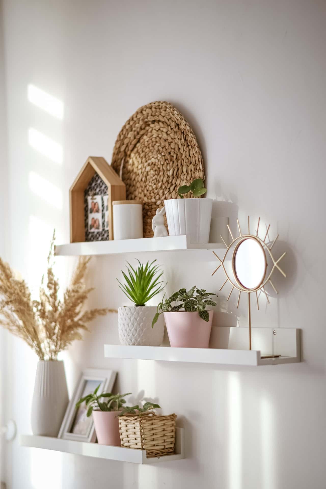 boho style rustic wall shelf - 13 ideeën om een ​​hoekplank voor de woonkamer te stylen