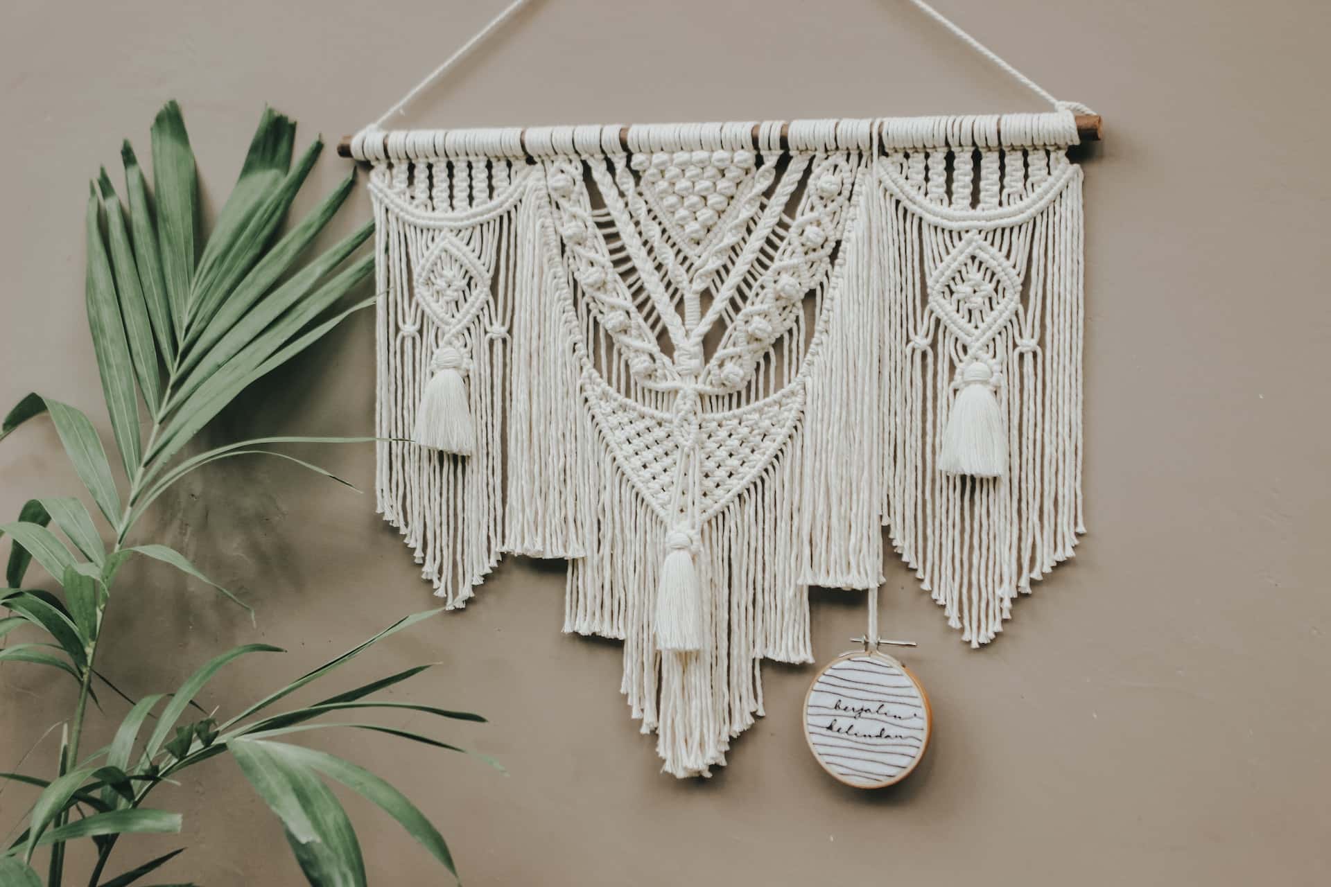 12 In-Vogue Wall Hanging Ideas for All the Feels