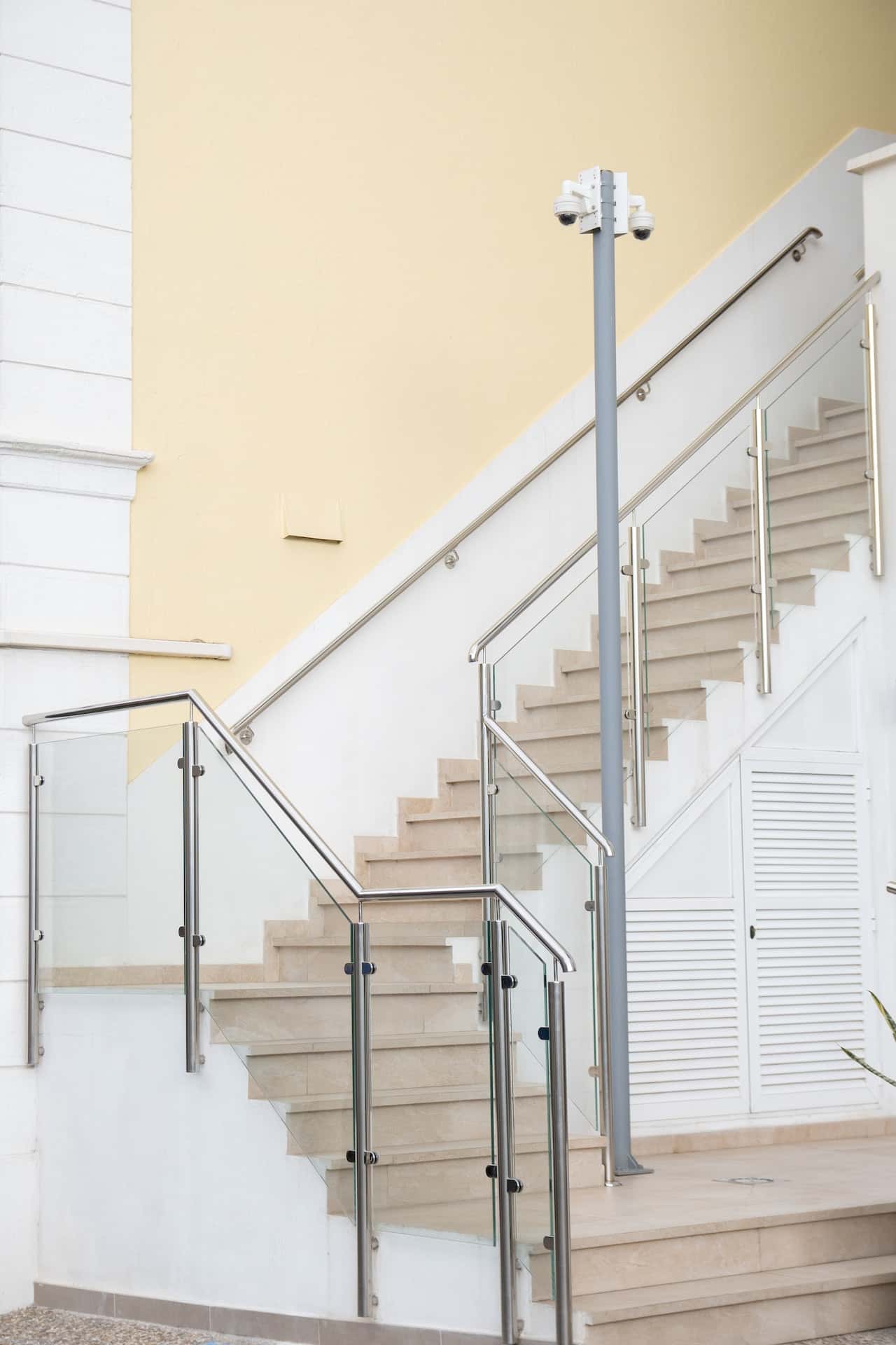 easy to execute stairs railing design