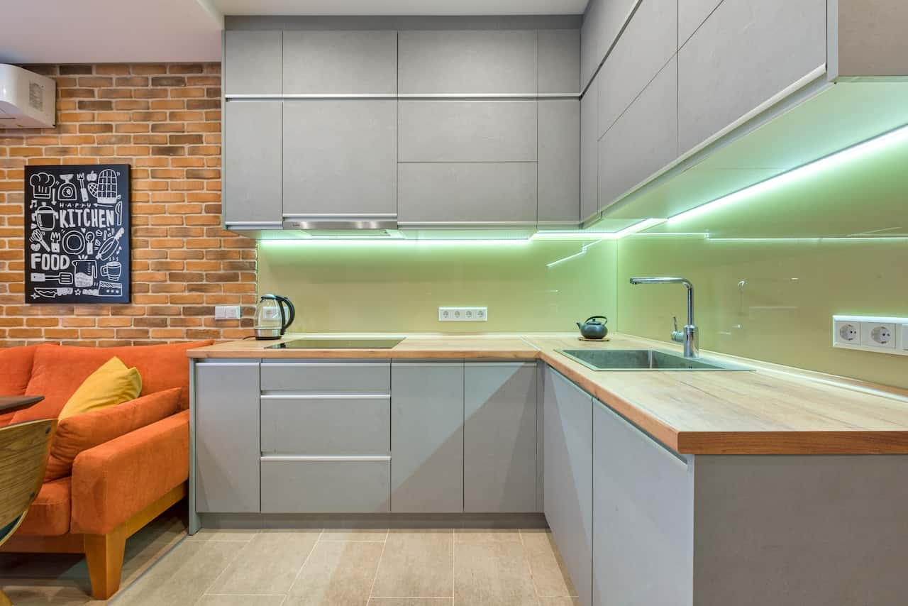 adjustable kitchen cabinet lighting - Slimme verlichtingsideeën voor keukenkasten om uw keukenruimte op te fleuren