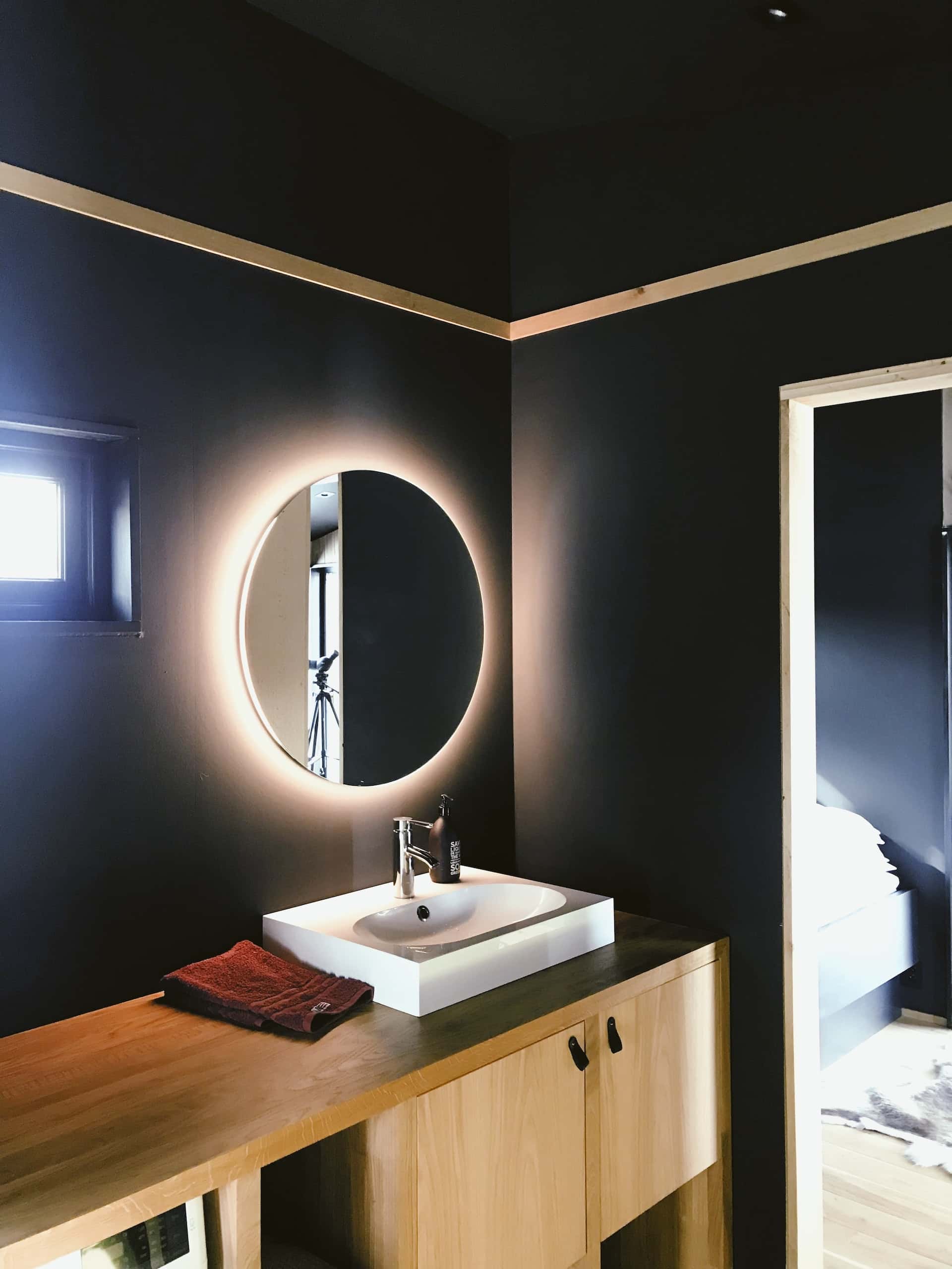 bathroom with mirror 