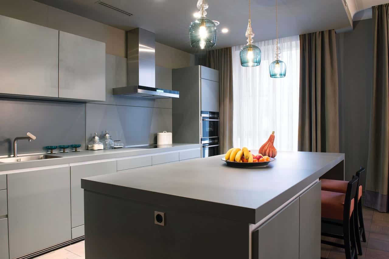 cabinets overhang lighting - Slimme verlichtingsideeën voor keukenkasten om uw keukenruimte op te fleuren
