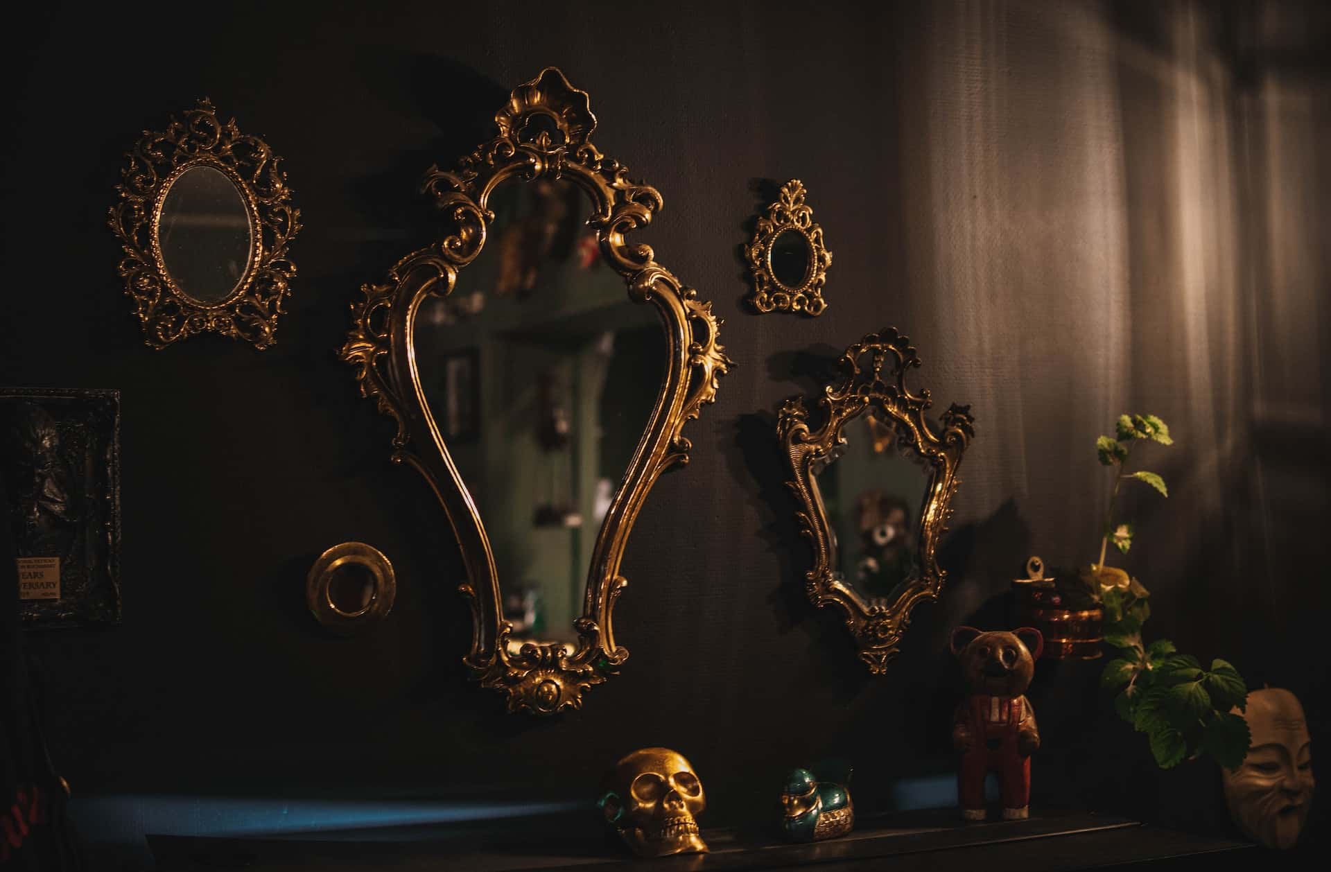 mirrors of various sizes - Hedendaagse neoklassieke ontwerpinspiratie voor woonkamers