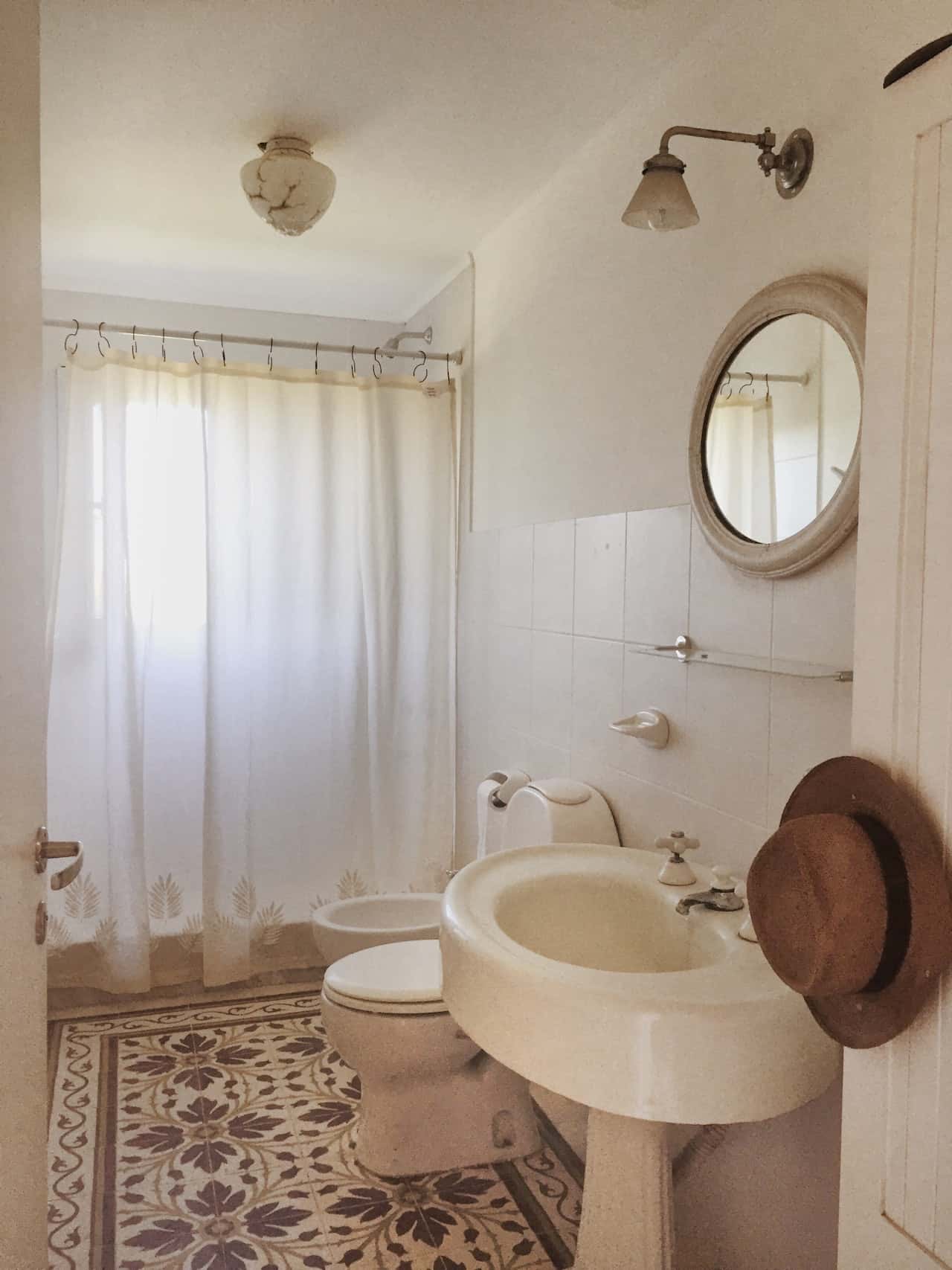 ivory wall paint in bathroom