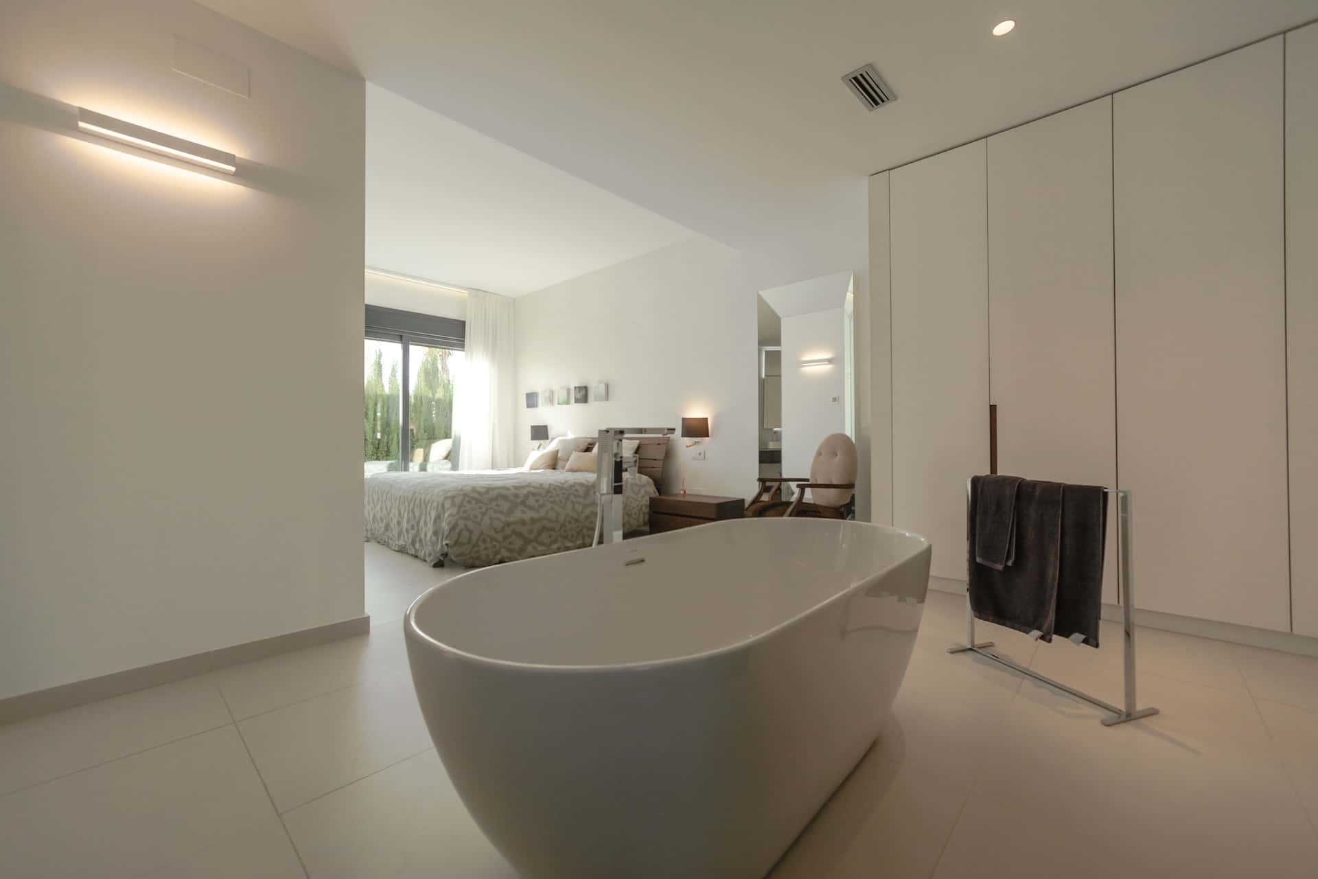 sleek bath tubs