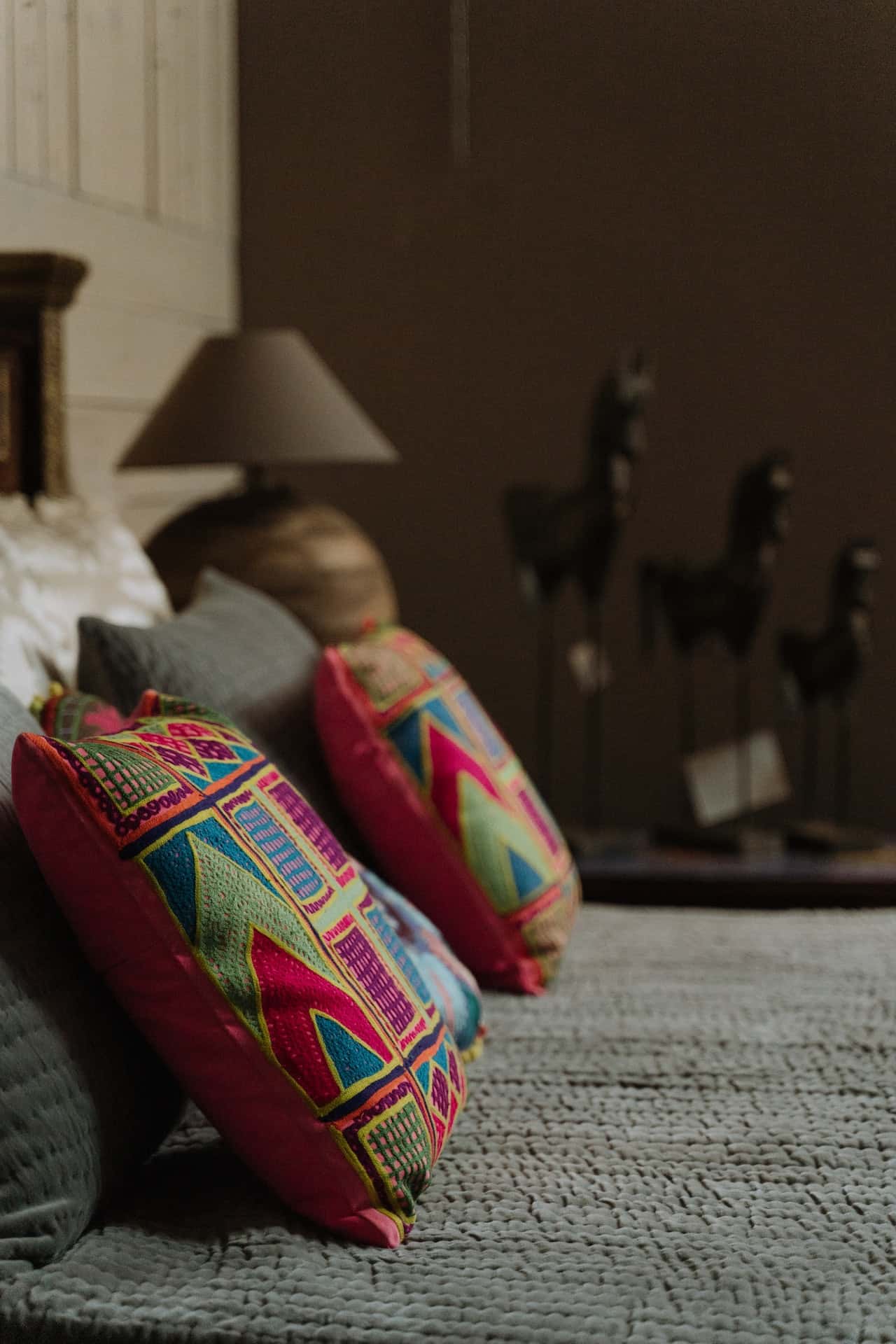 vibrant colorful cushion design ideas for interior - Gebruik deze 25 luxe bungalow-interieurontwerpideeën om uw ruimte naar een hoger niveau te tillen