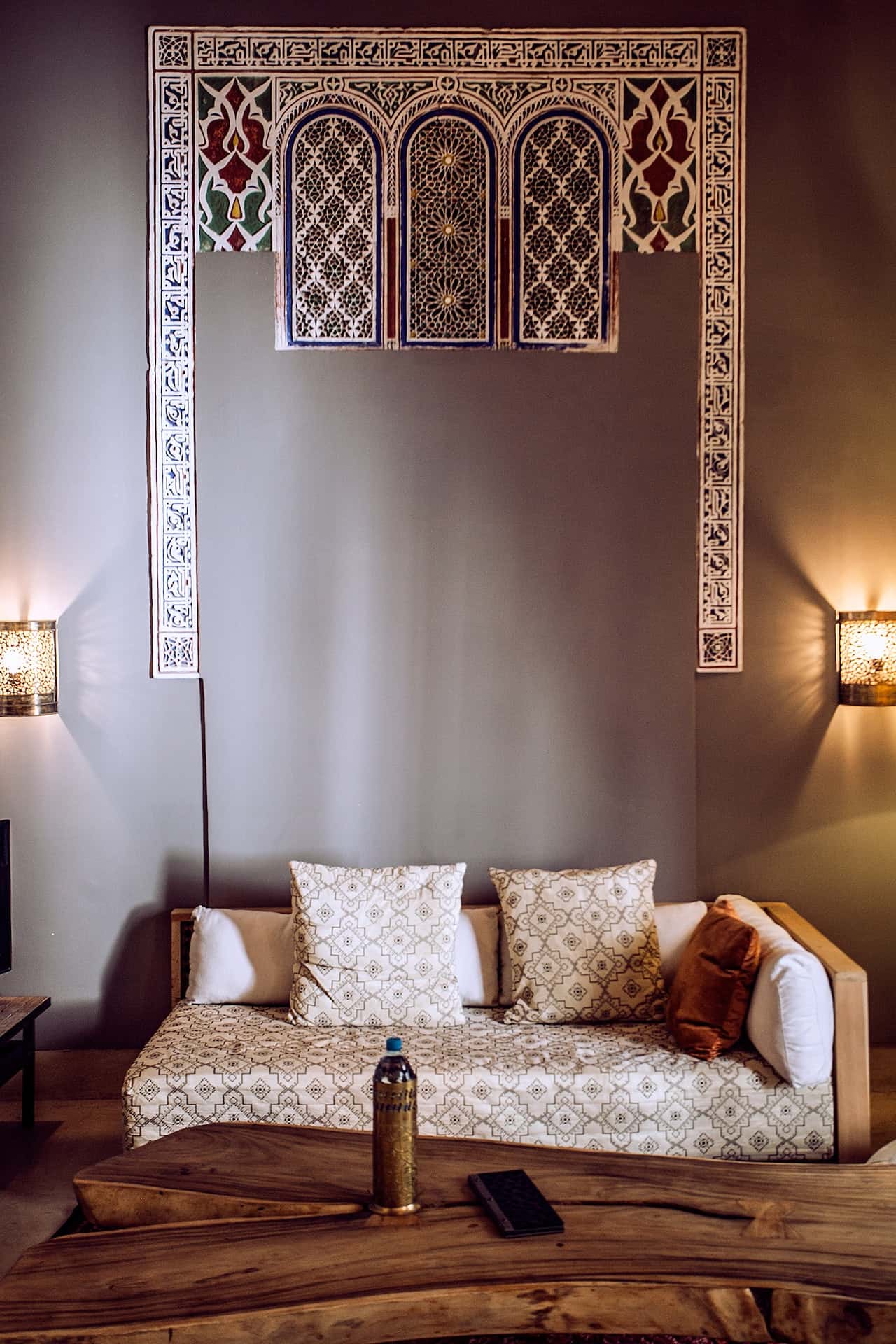 warm colours to enrich arabic home interior